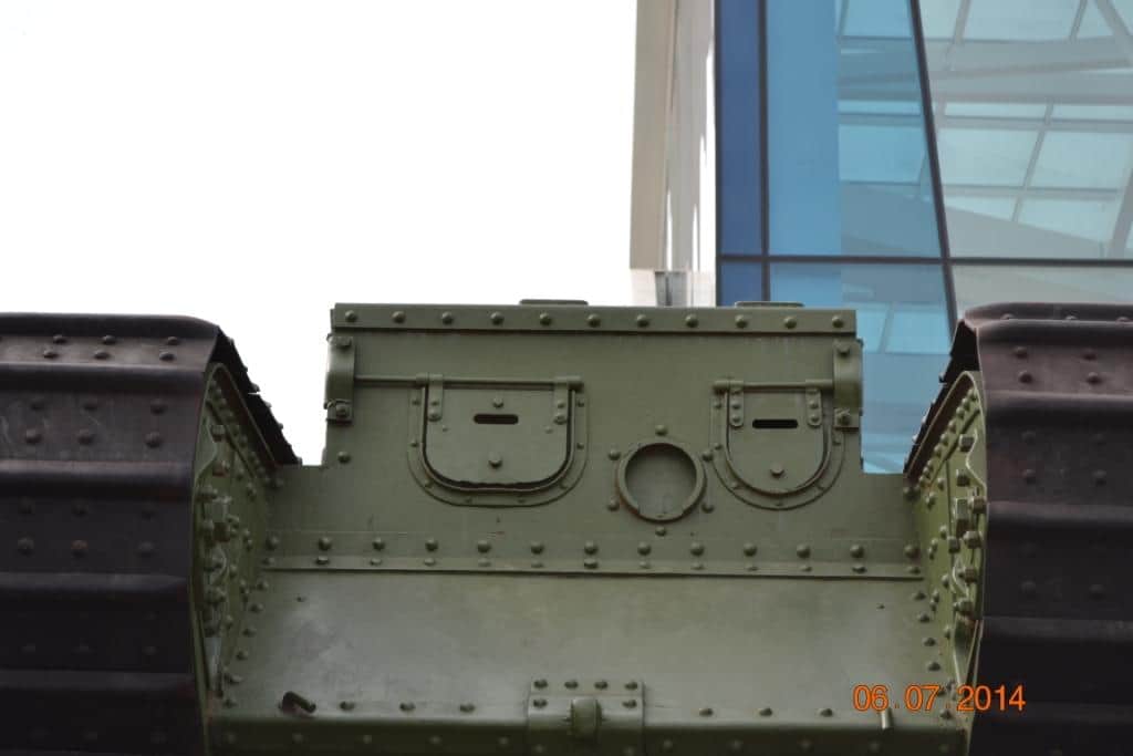 А это «лицо» у танка Mk. V оказалось довольно уязвимо – особенно при том количестве полевой артиллерии, которое было на фронтах I мировой войны